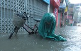 Nằm sát sông Tô Lịch nhưng mưa 1 tiếng, đường Bùi Xương Trạch ngập sâu 3 tiếng